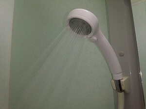 シャワーヘッドからシャワー
