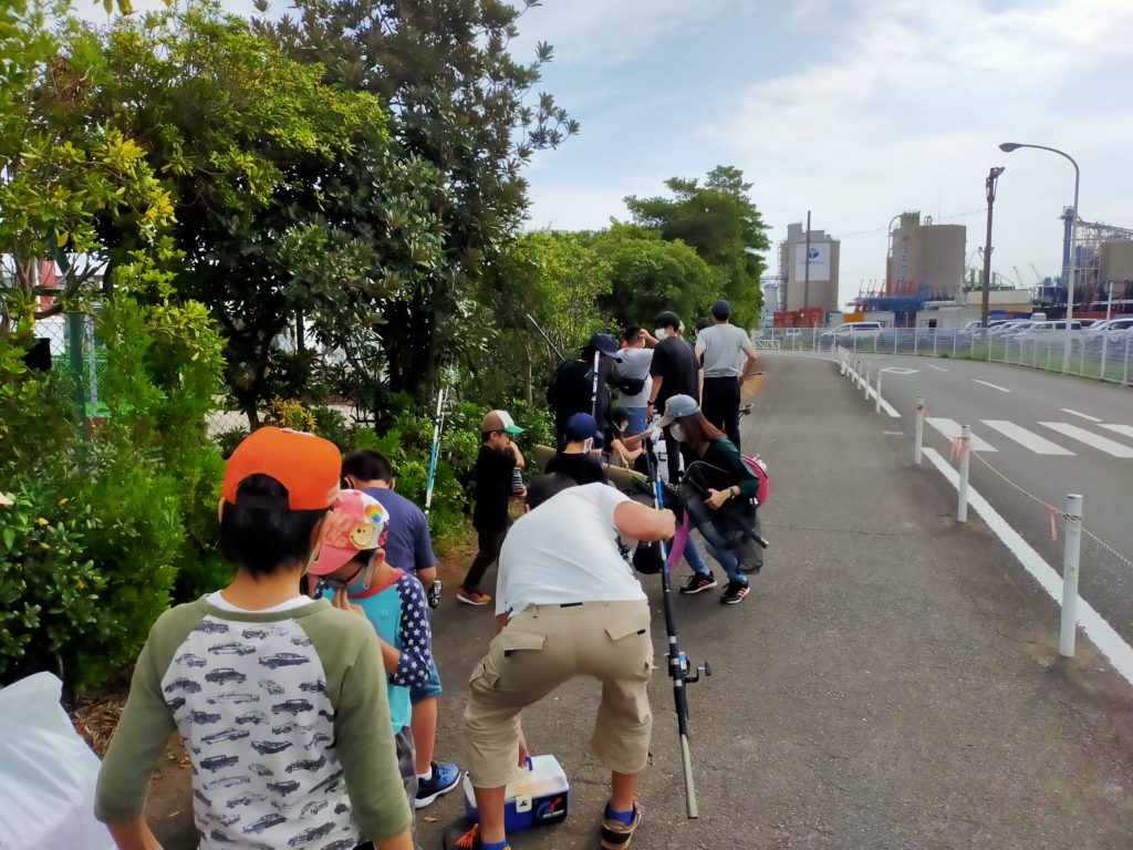 本牧海釣り施設の入口で並んでいる人達