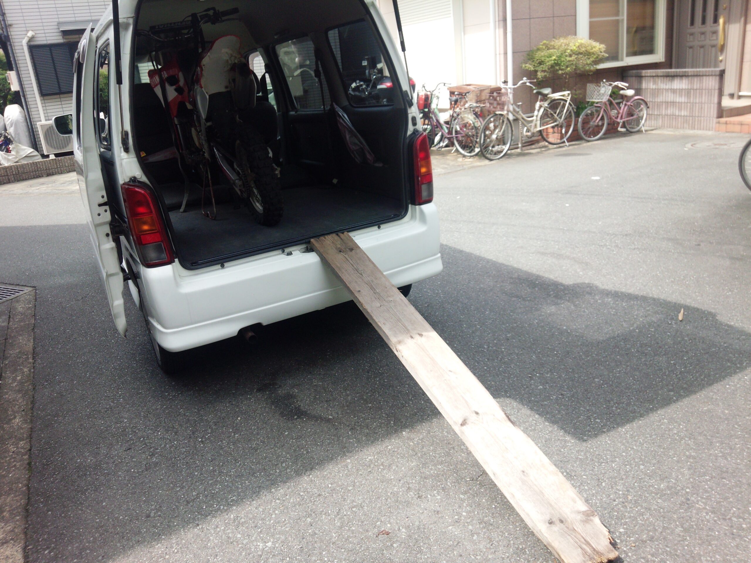 エブリィワゴンにバイクを積むための木の板