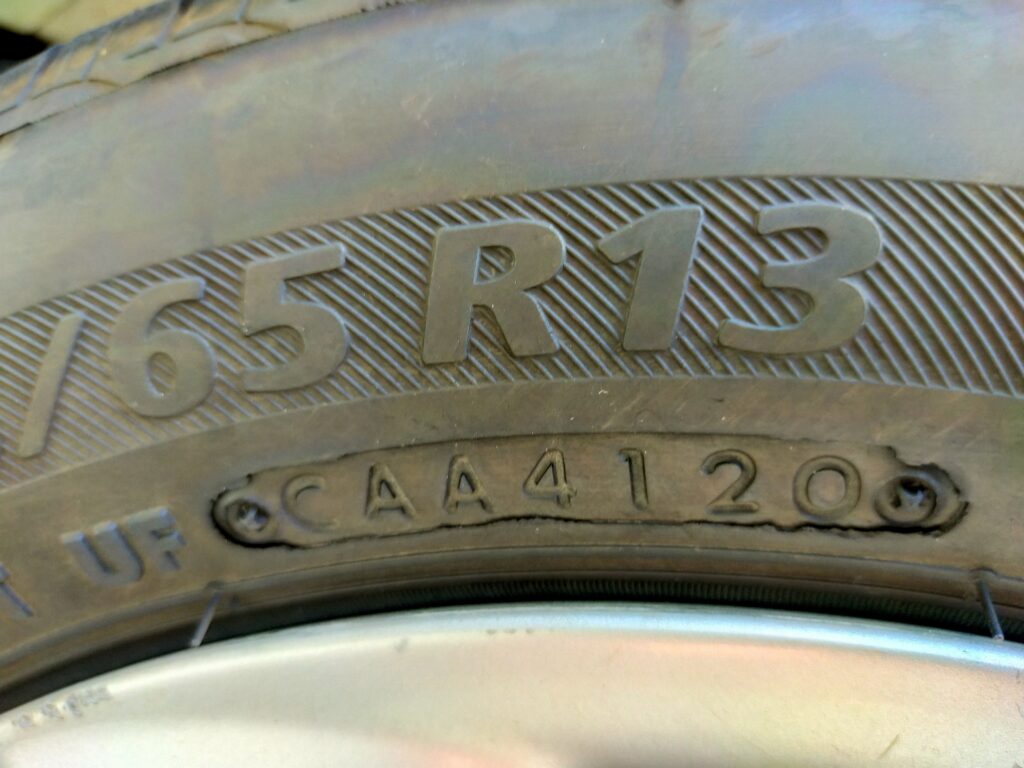 新しく購入したエブリィワゴンのタイヤの製造年月が記載されているところ