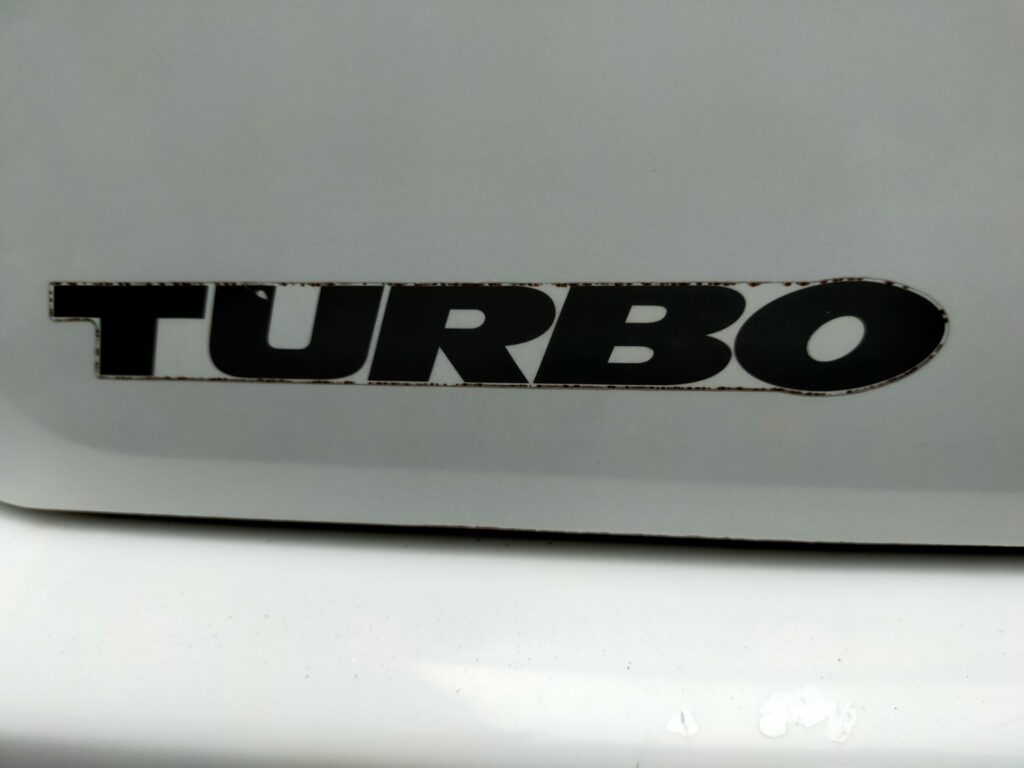 劣化したエブリィワゴンのTURBOステッカー