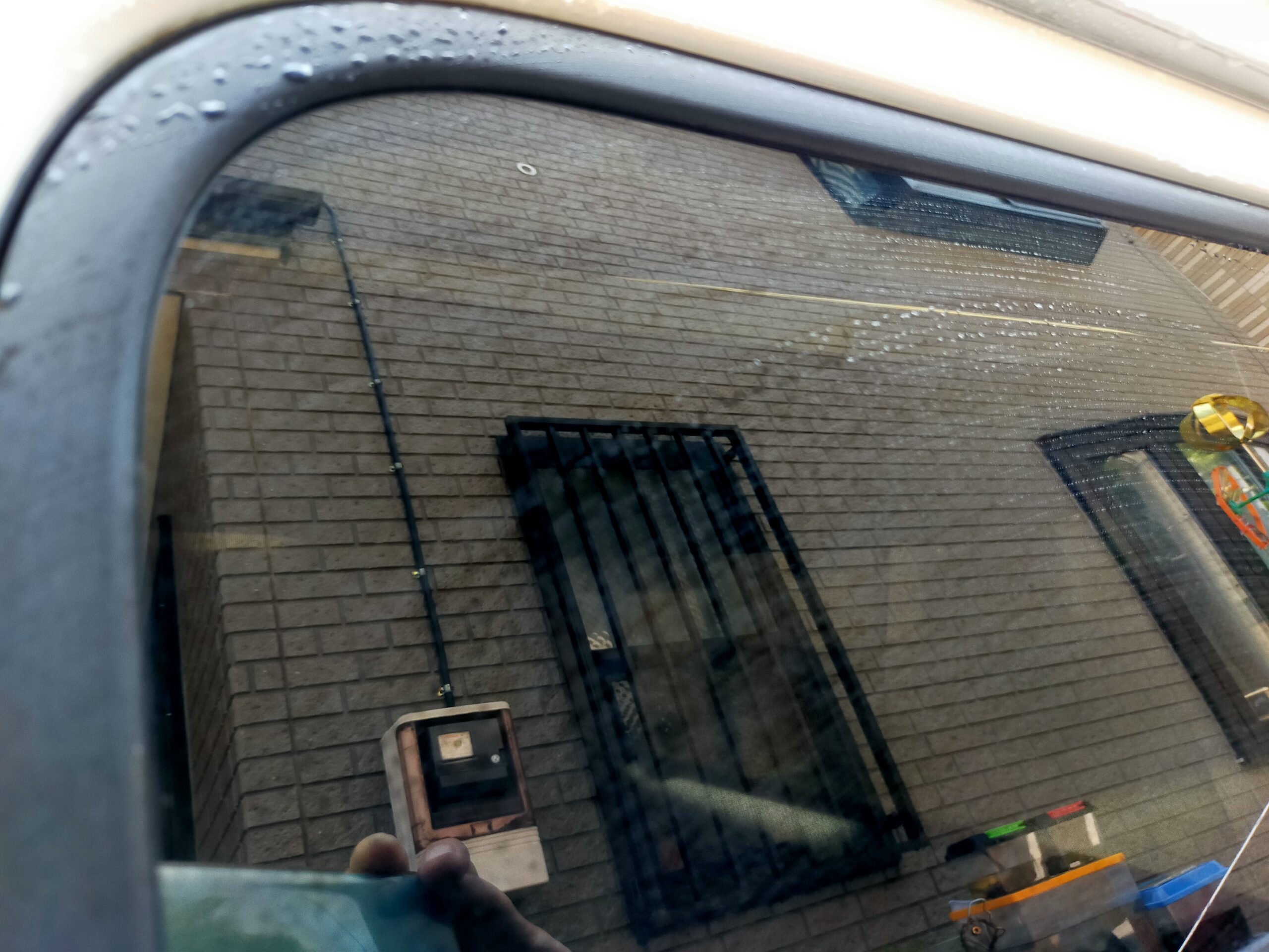 普通のタオルで拭き上げられたエブリィワゴンの窓ガラス