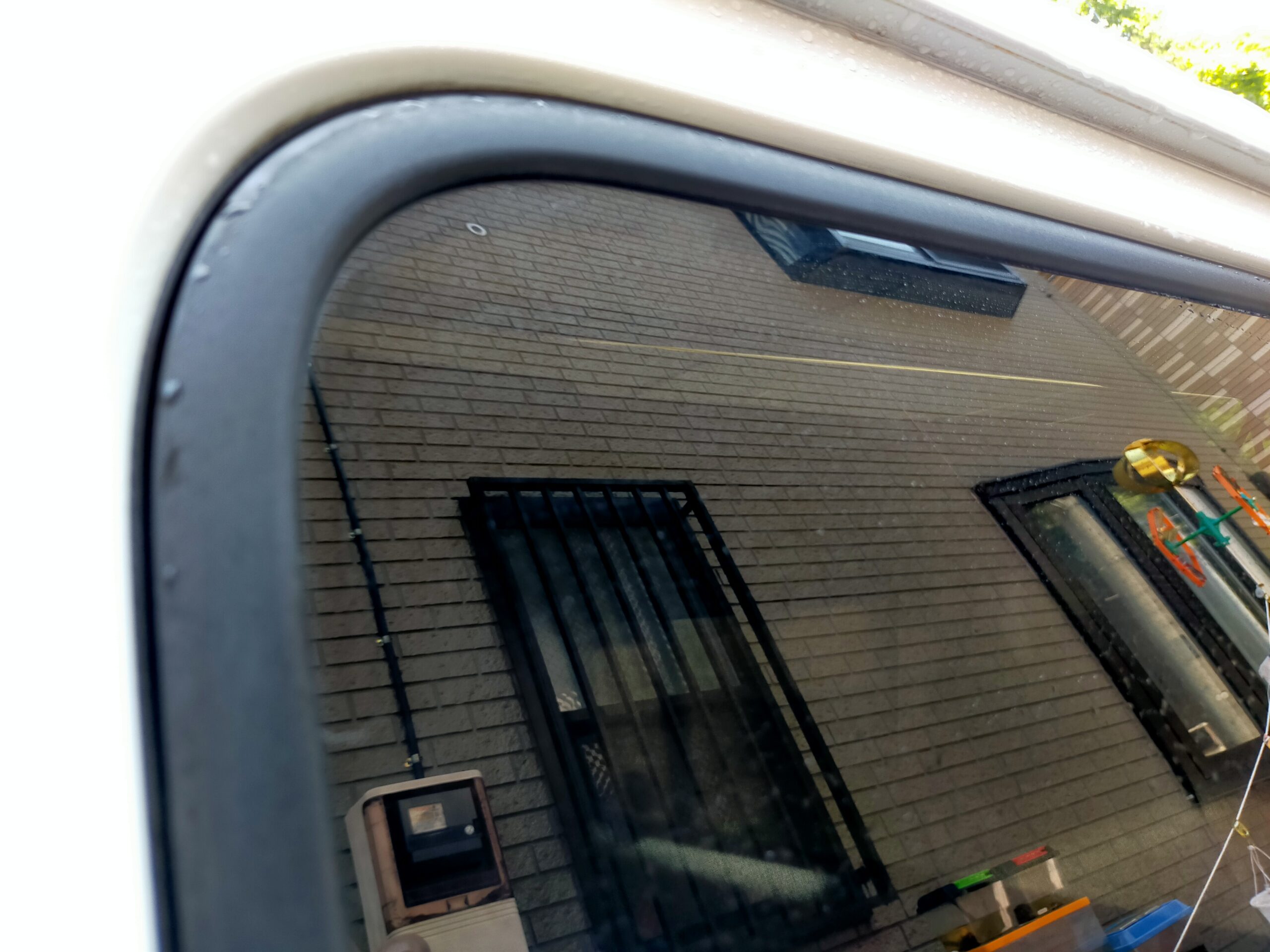洗車用ふきあげクロスで拭き上げられたエブリィワゴンの窓ガラス