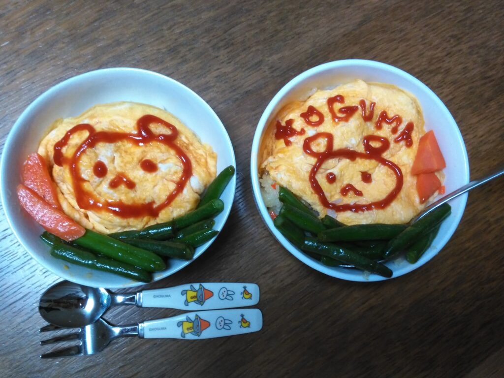 ケチャップでこぐまちゃんを描いたオムライス