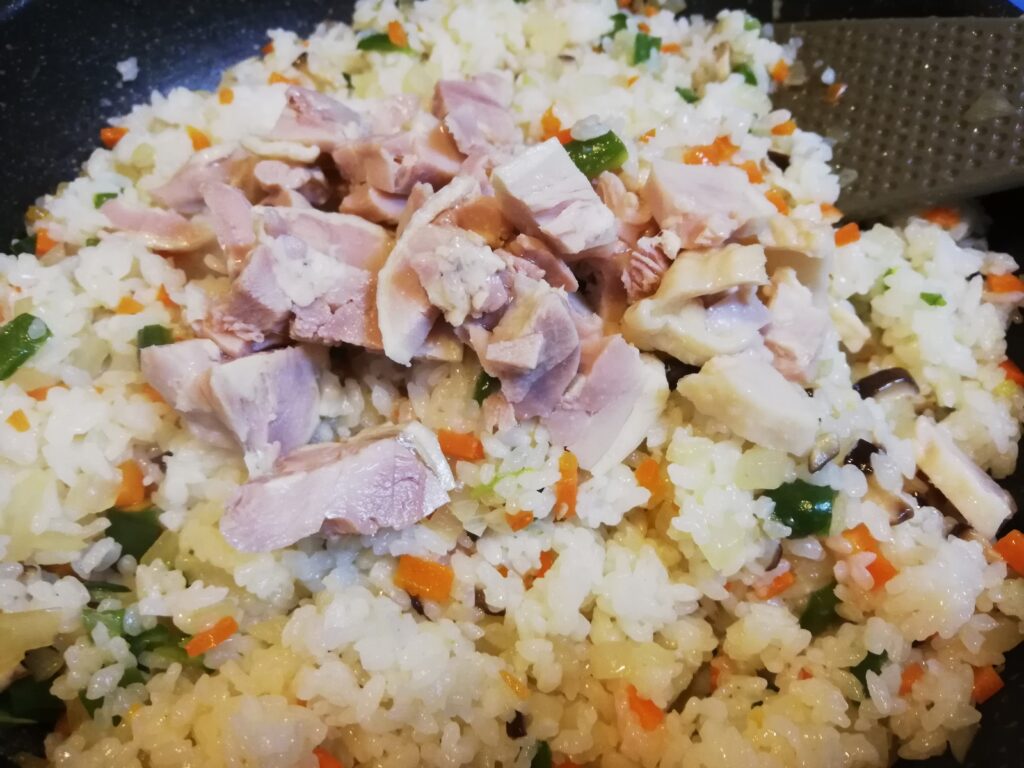 オムライス作りに手作り塩鶏を加える