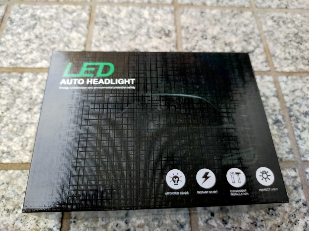 アマゾンで購入したLEDヘッドライトの箱