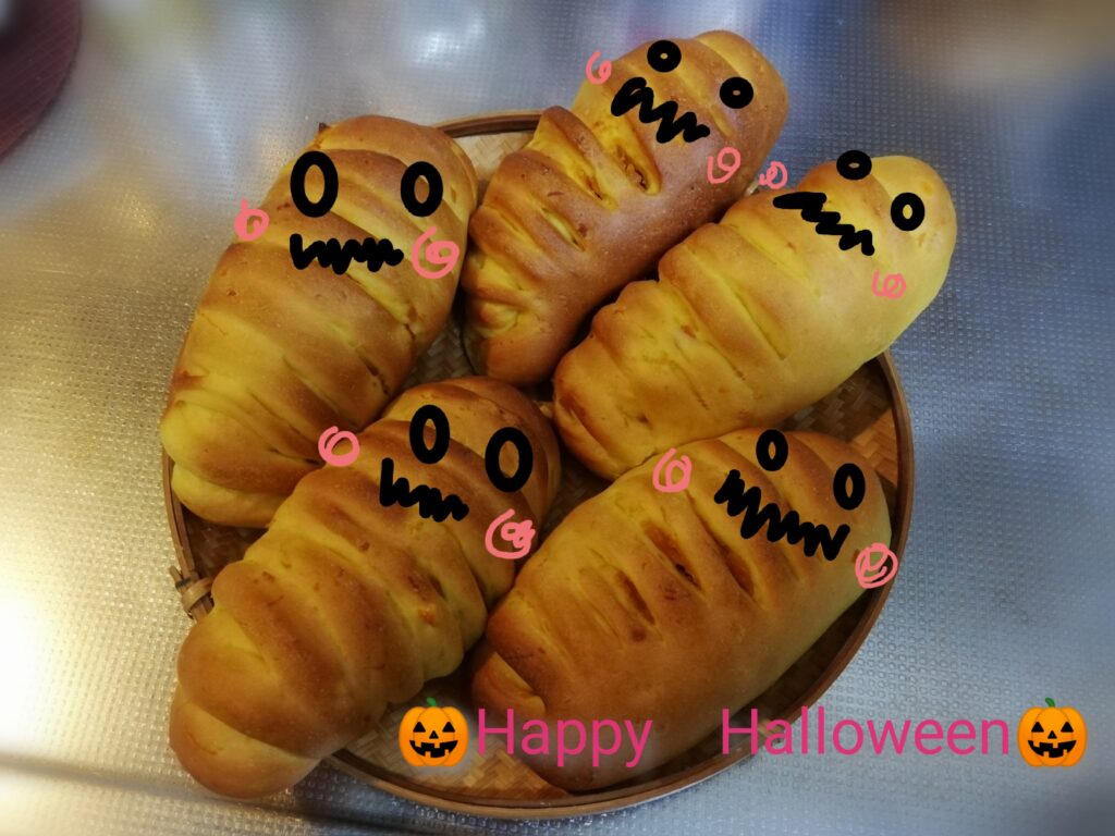 ハロウィンのガイコツパン、カボチャ餡入りウールロールパン