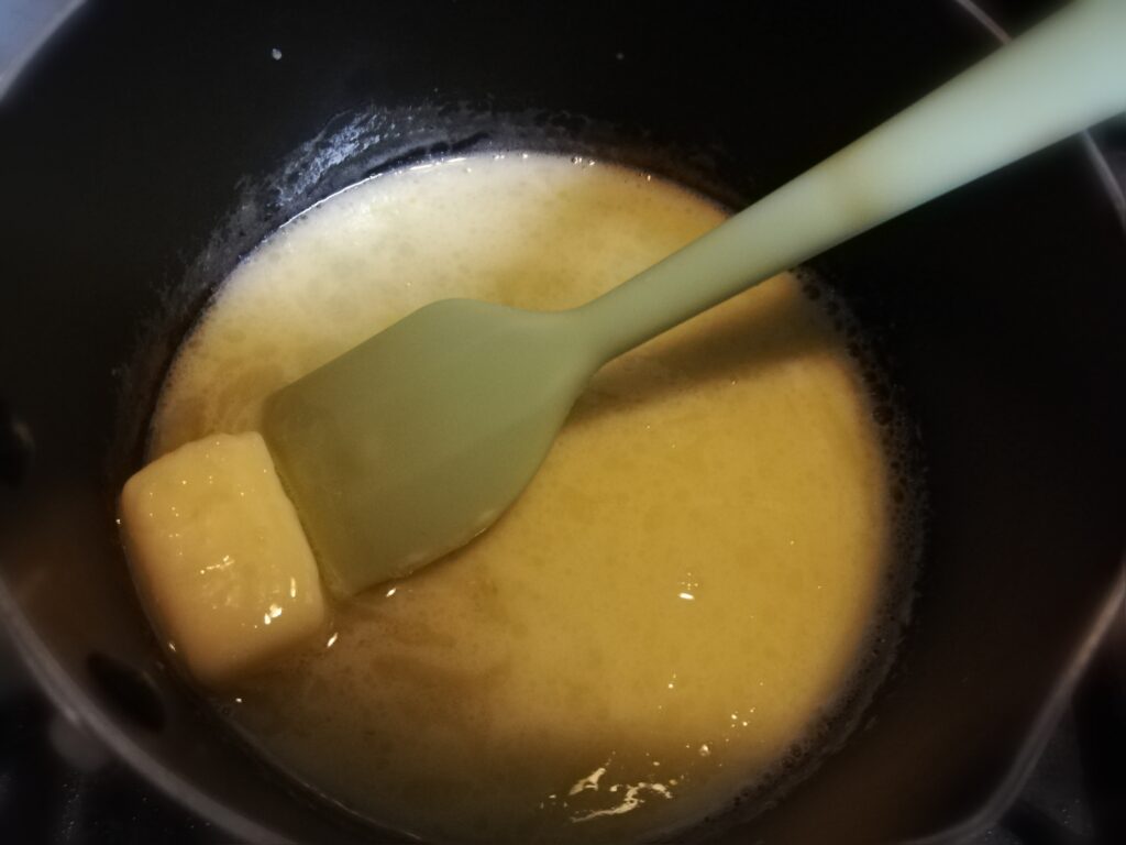 キャラメリゼ部分を作るために鍋に材料を入れたところ