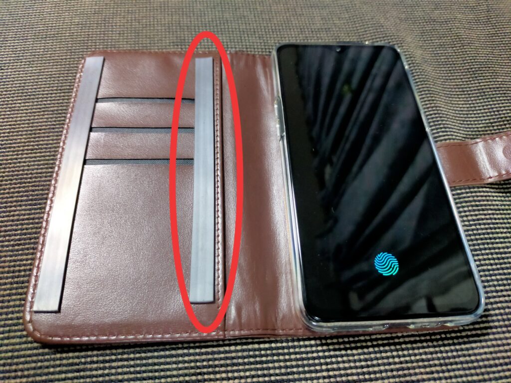 スマホケースにマグネットを貼り付けた画像
