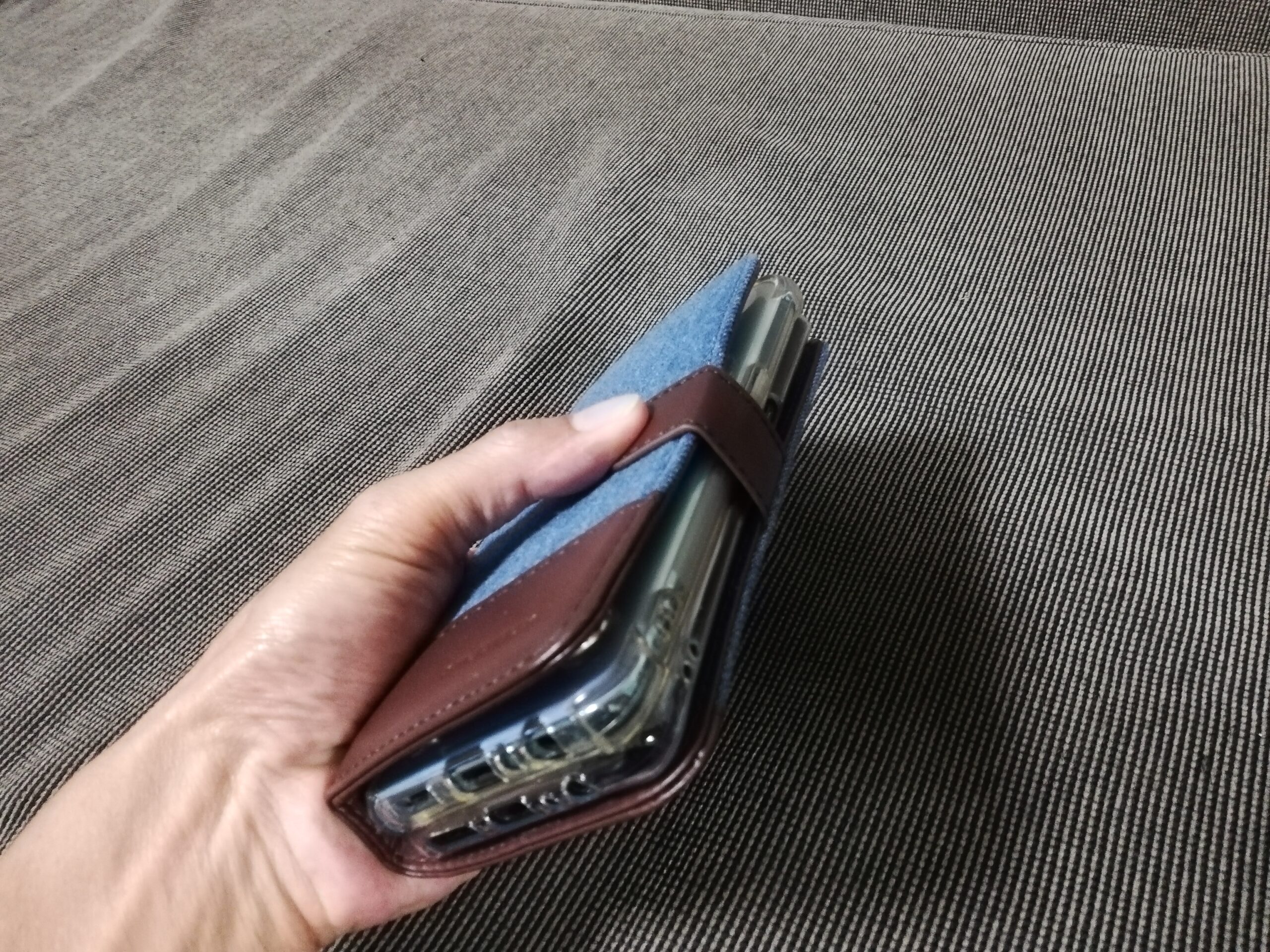 閉じられた2台のスマホと自作スマホケース