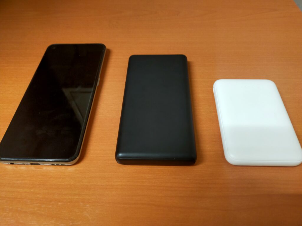 並べられたスマホとDAISOモバイルバッテリー2台