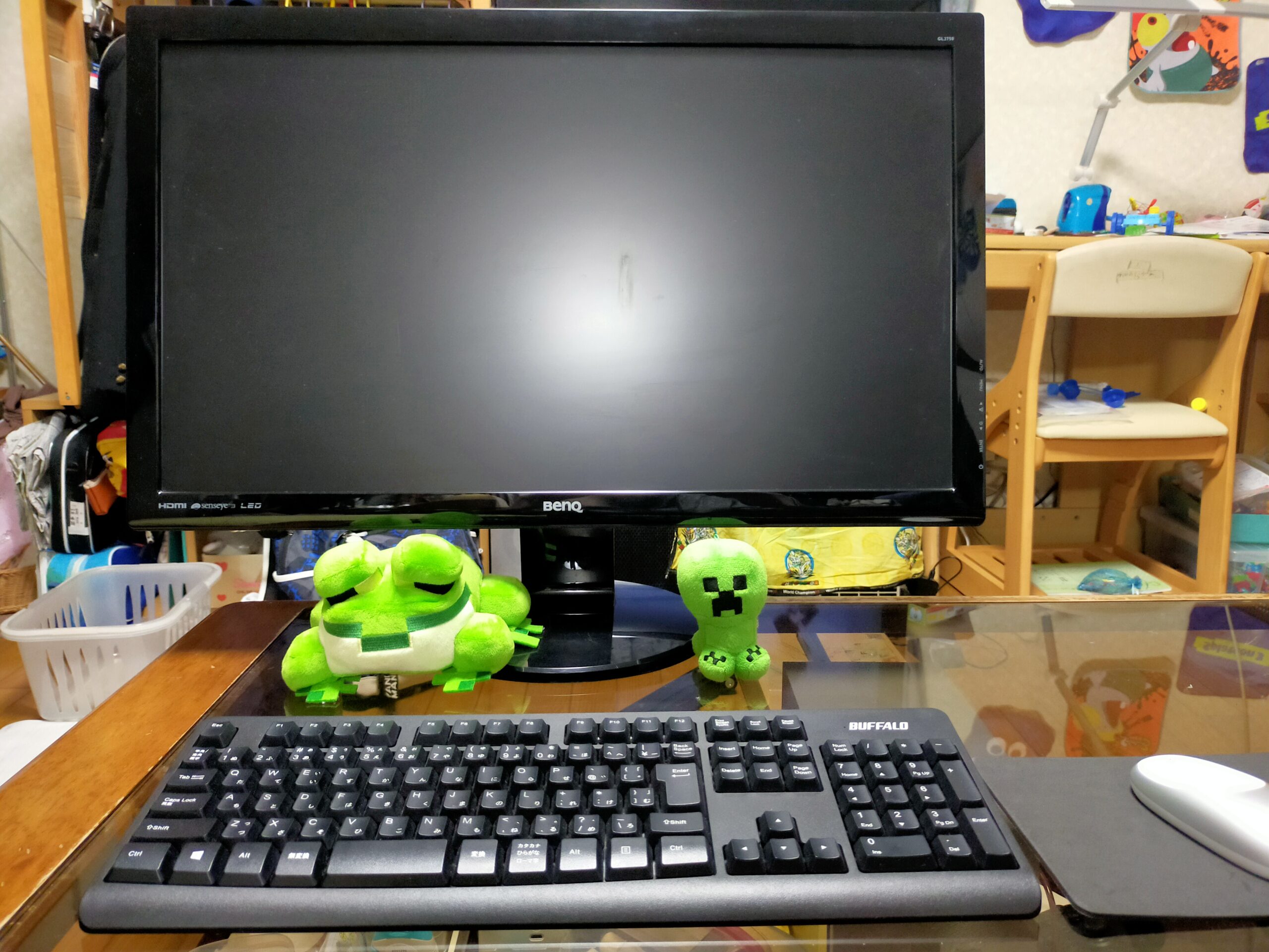 机に置かれたPCモニターとキーボード