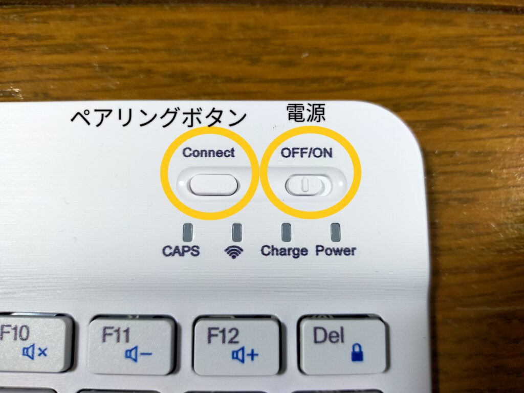 DAISOワイヤレスキーボードのペアリングボタンと電源ボタンに丸印