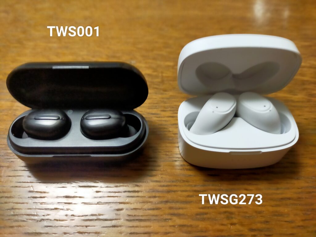 机に並べられたDAISOワイヤレスイヤホンのTWS001とTWSG273