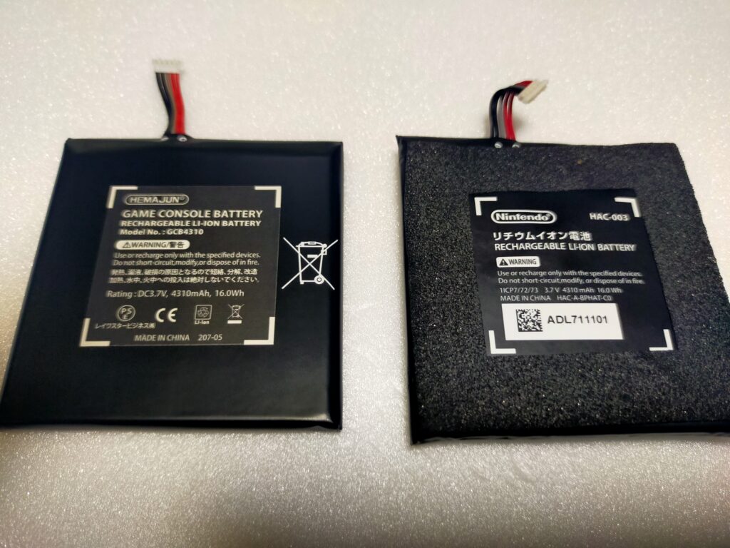 並べられた任天堂Switchの新しいバッテリーと古いバッテリー